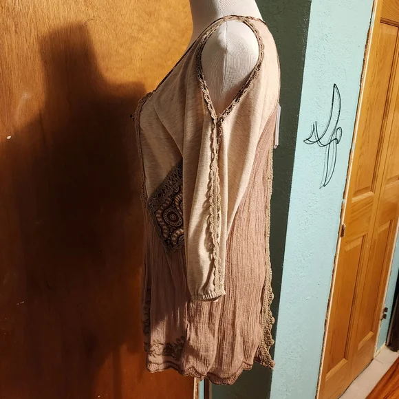 BKE Gimmicks Open Back Shirt - Picture 4 of 12